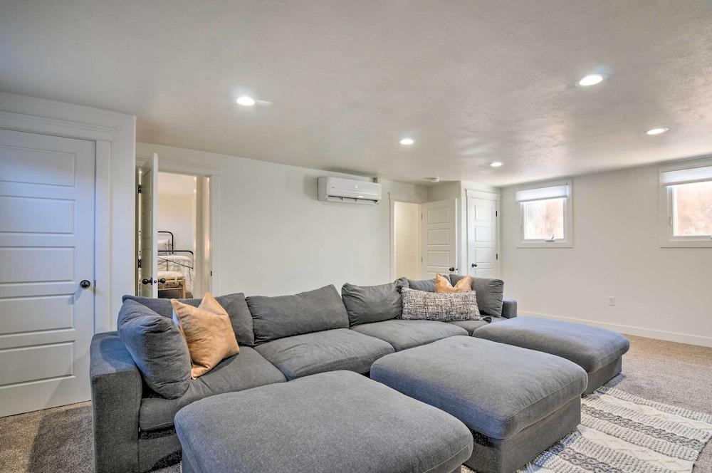 Modern Ranch House w/ Fire Pit & Valley Views