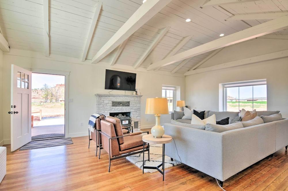 Modern Ranch House w/ Fire Pit & Valley Views