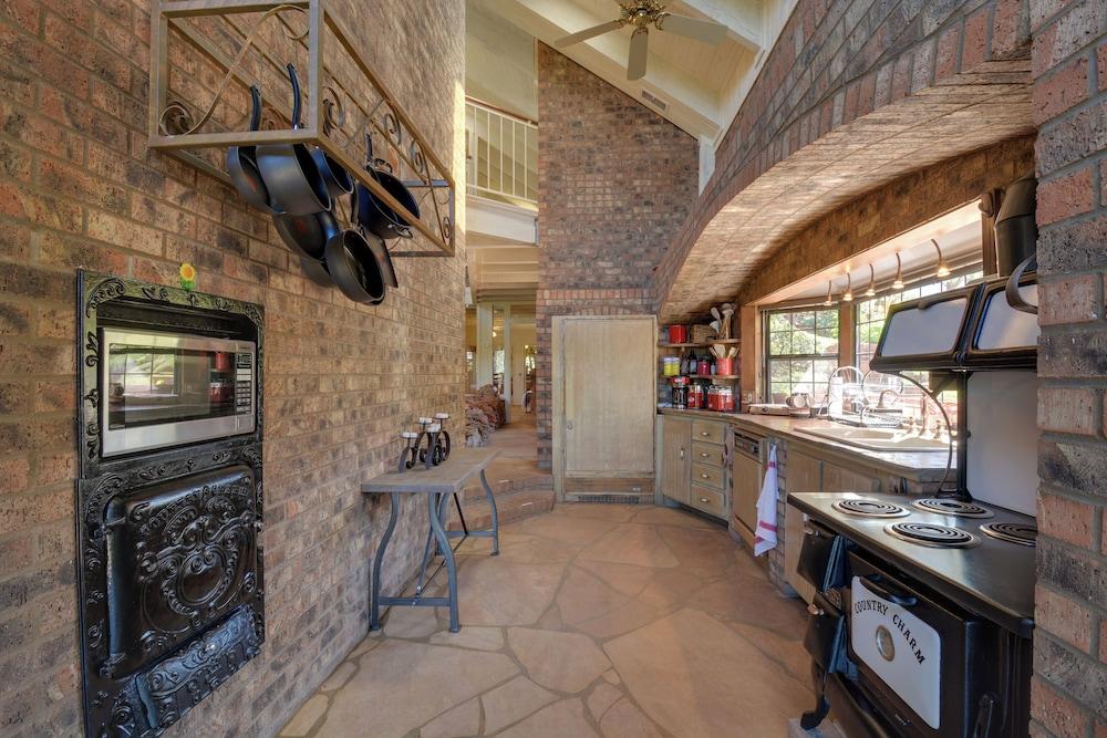 Unique Sedona Home w/ Mountain Views & Guest House