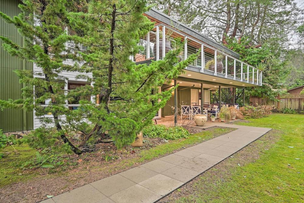 Edmonds Apartment With Private Wine Cellar!