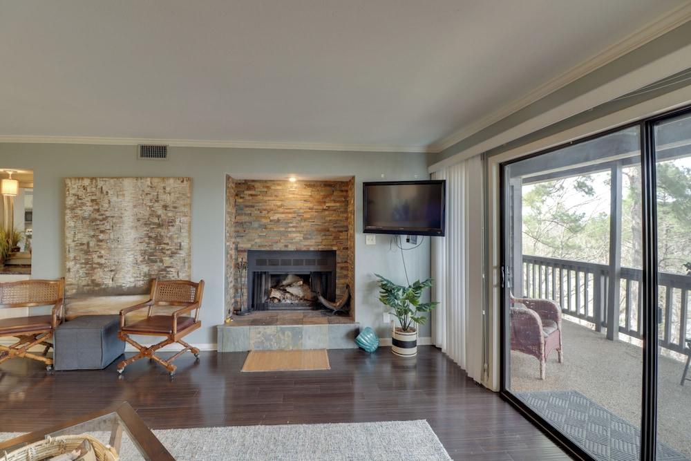 Hot Springs Condo w/ Lake Access & Community Pool