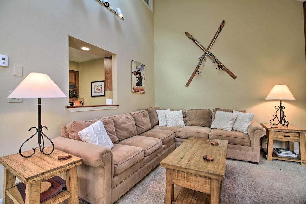 Ski-in Ski-out Okemo Oasis w/ Deck + Mtn View!