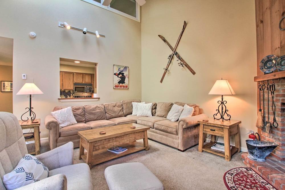 Ski-in Ski-out Okemo Oasis w/ Deck + Mtn View!