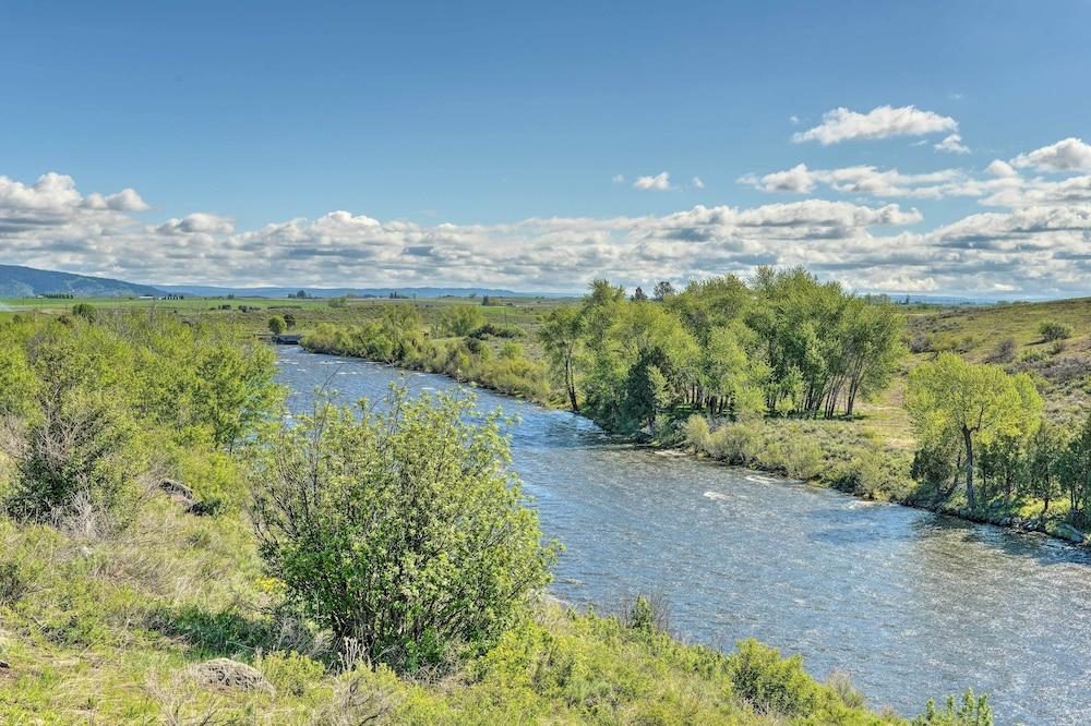 Griffel River Ranch w/ Views - An Anglers Dream!