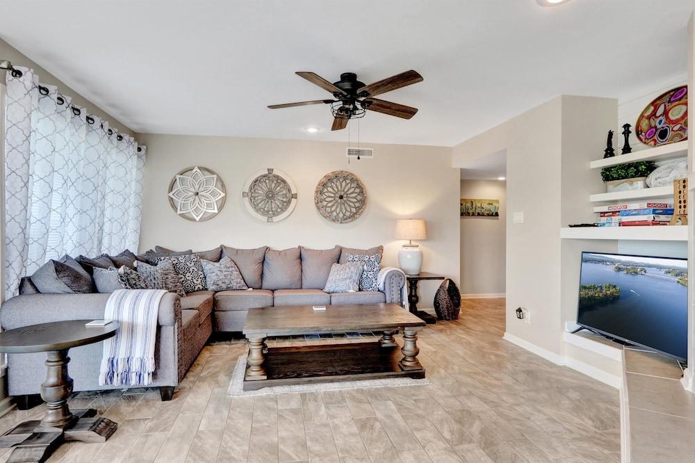 Pool & Dock Access: Lakefront Hot Springs Condo!