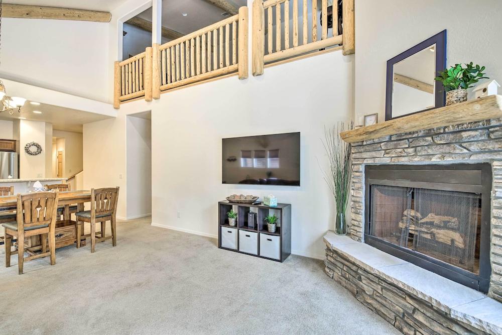 Deck & Gas Grill: Spacious Pinetop Cabin