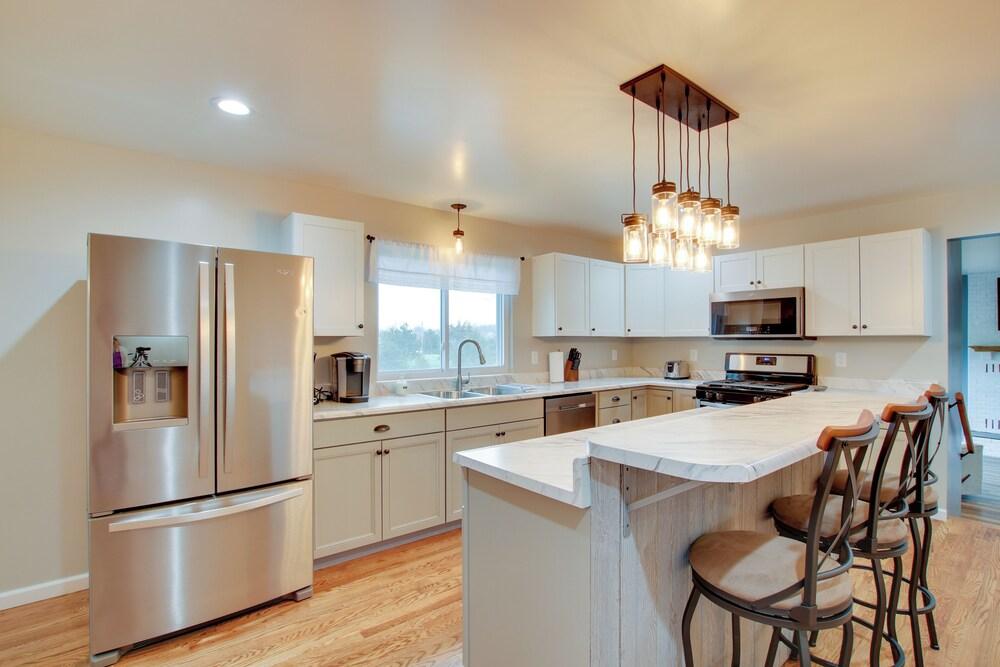 Chic Ste Genevieve Home w/ Nice Interior Amenities