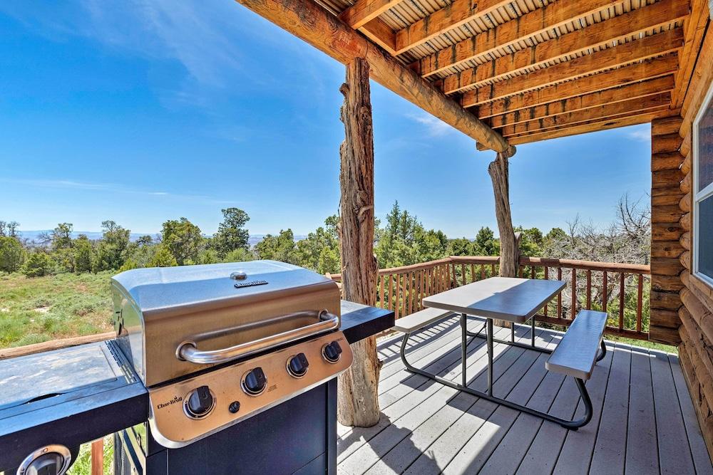 Pet-friendly Moab Cabin w/ Mtn Views & Bbq!