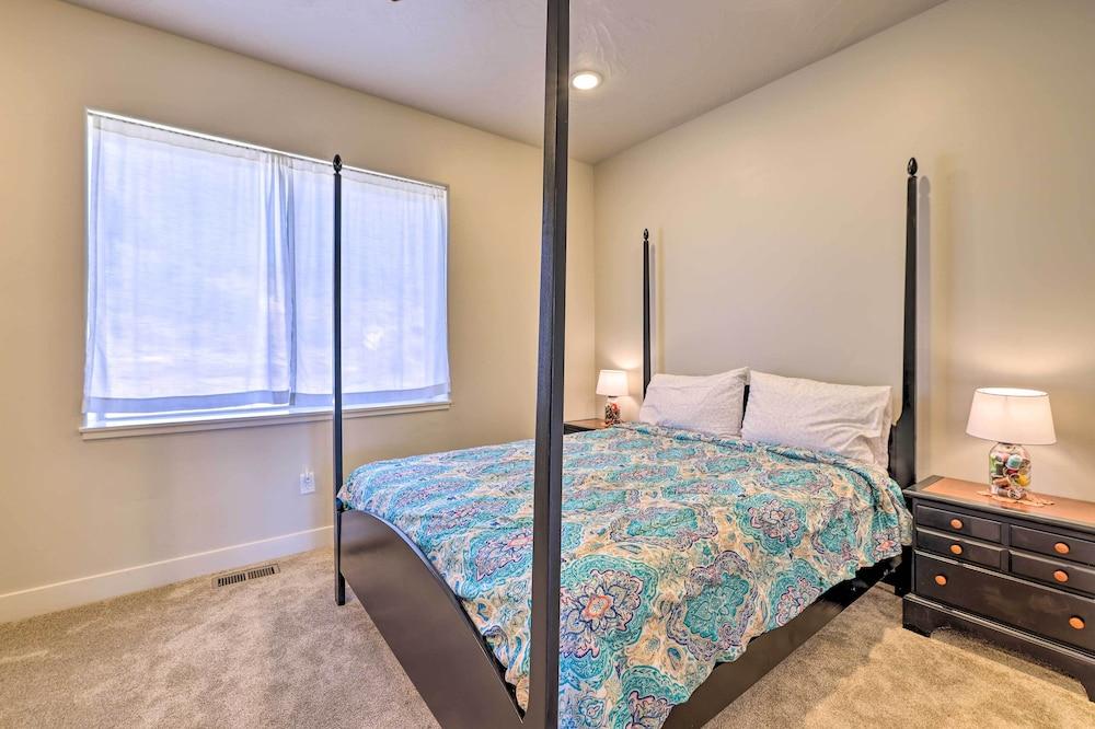 Stunning Adobe Home Overlooking Silver Reef