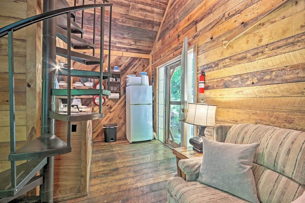 Creekside' Cabin w/ Deck in Pisgah Forest!