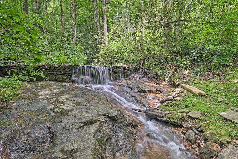 Creekside' Cabin w/ Deck in Pisgah Forest!