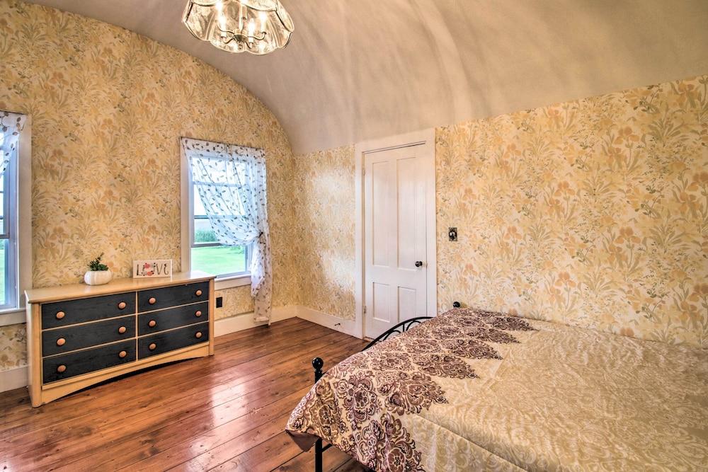 Classic Cape-style Farmhouse on 550-acre Vineyard!