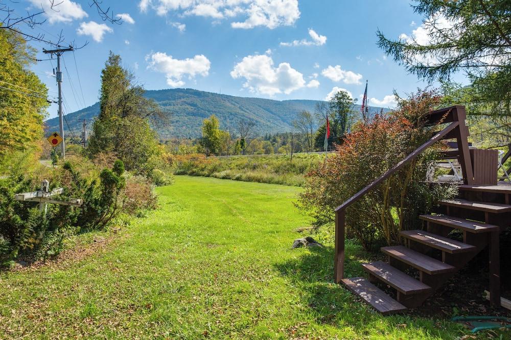 Hunter Hideaway w/ Yard & Deck: 3 Mi to Ski Slopes