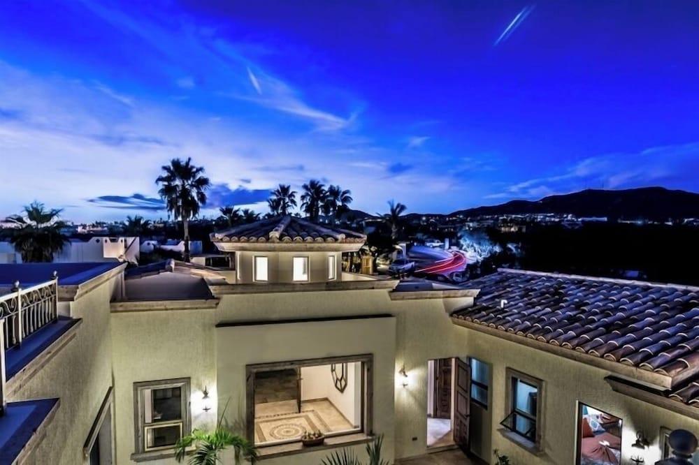 Cabo Hacienda w/ Private Pool & Rooftop Terrace!