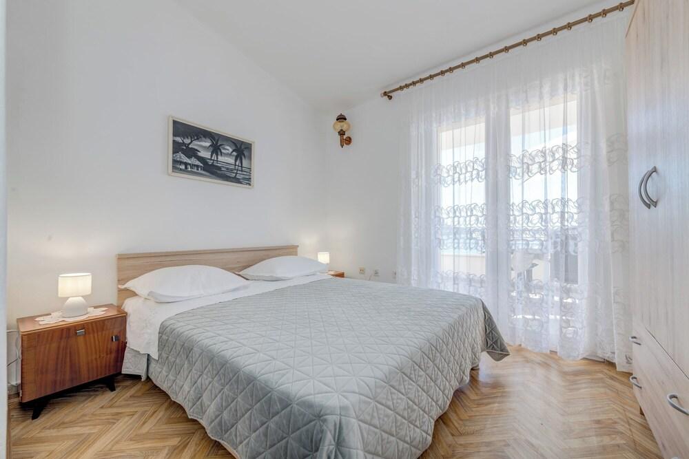 Seafront apt With Terrace, 4 Bedrooms and Mooring