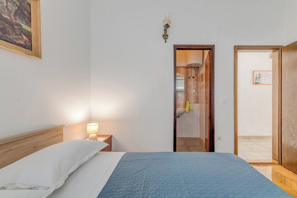 Seafront apt With Terrace, 4 Bedrooms and Mooring