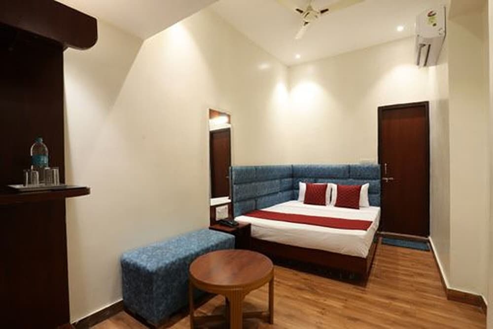 Hotel Amrit Near Old Delhi Railway Station