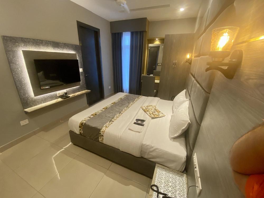 Hotel Adhiraja Palace