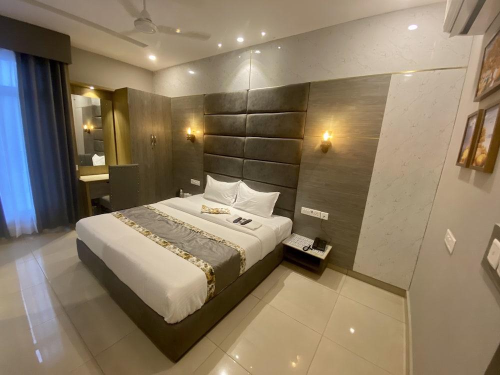 Hotel Adhiraja Palace