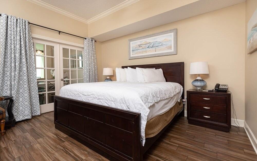 Phoenix West 202 3 Bedroom Condo by Redawning