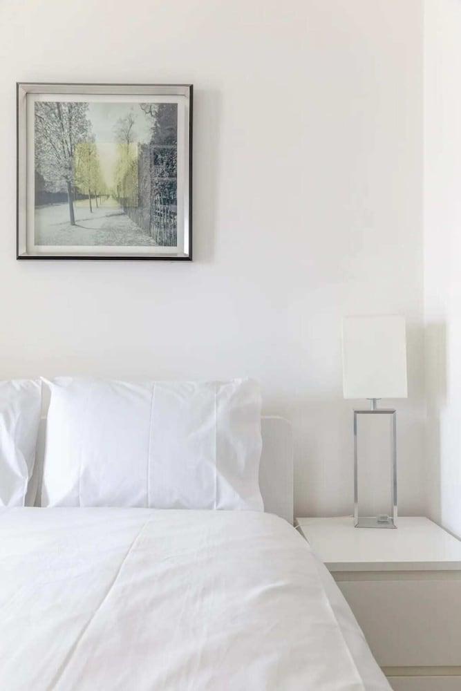 Modern 2BD Flat With a Balcony - Wandsworth