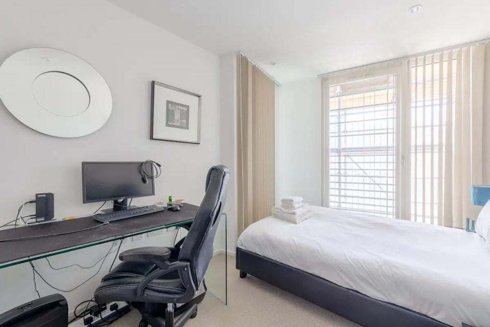 Modern 2BD Flat With a Balcony - Wandsworth