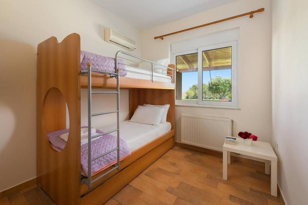 Stunning 5-bed Villa in Gennadi!