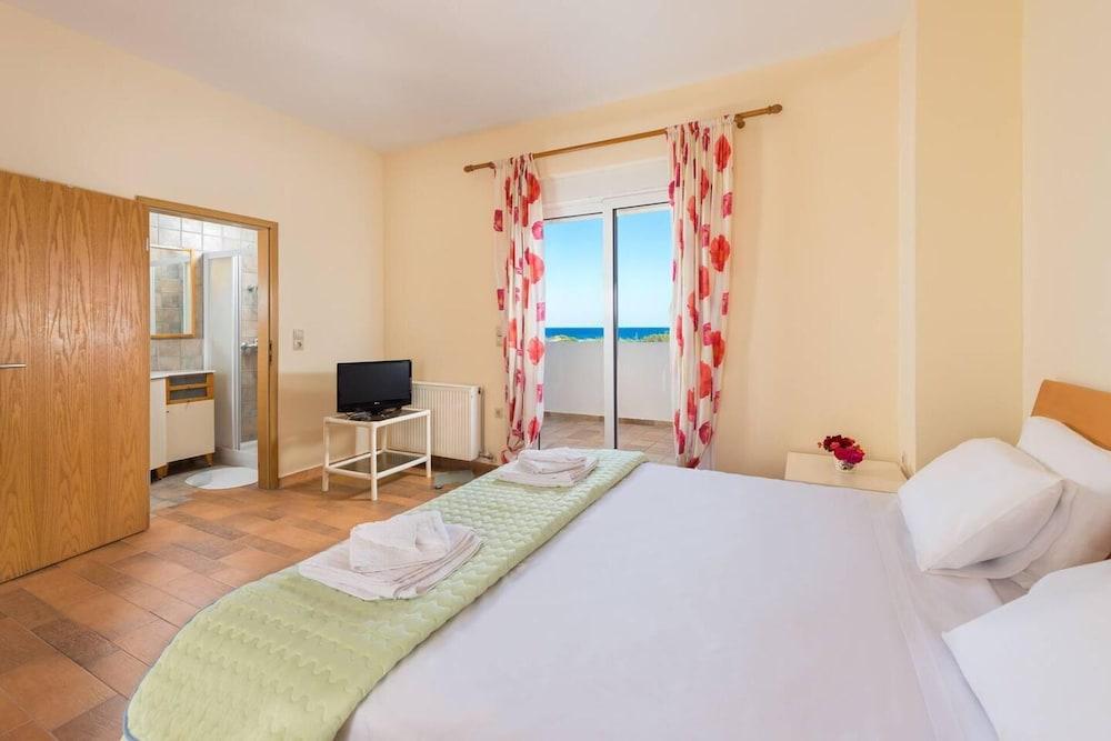 Stunning 5-bed Villa in Gennadi!