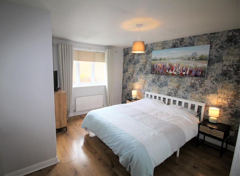 3 Bed Detached - 3 Bathrooms - Parking - Quiet