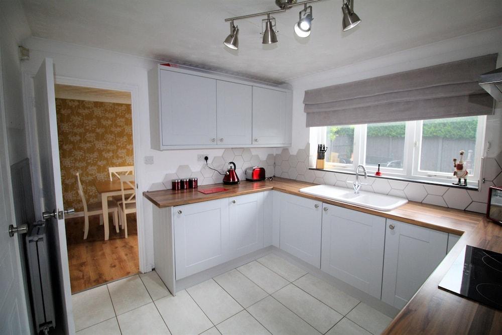 3 Bed Detached - 3 Bathrooms - Parking - Quiet