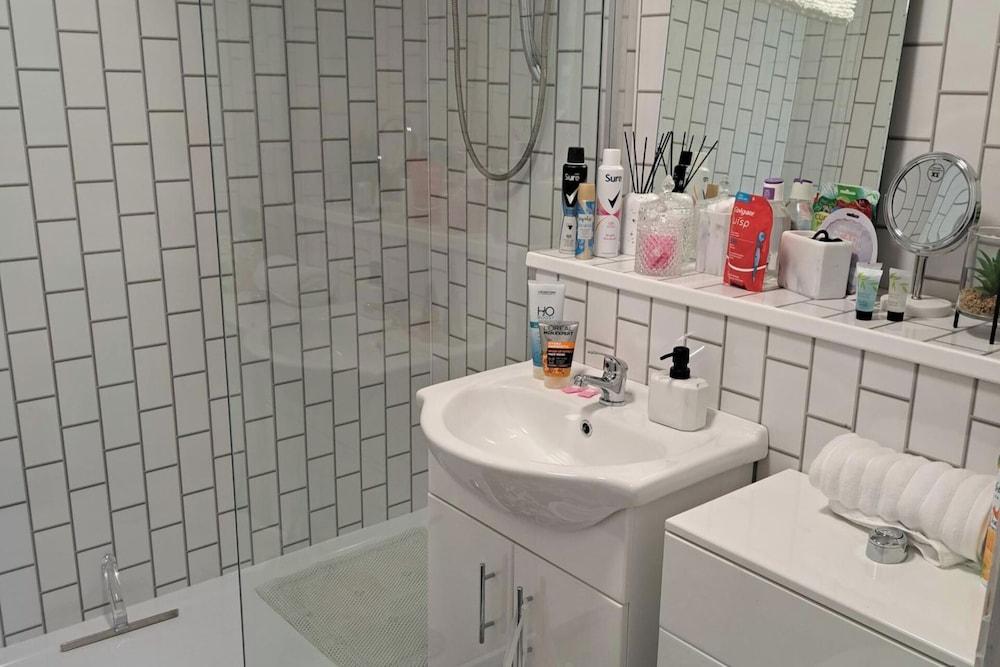 Apartment - Sleeps 4 - Pet Friendly - Parking