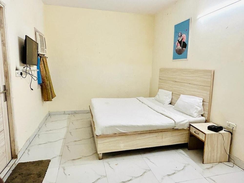 Hotel Green Arrow Rohini