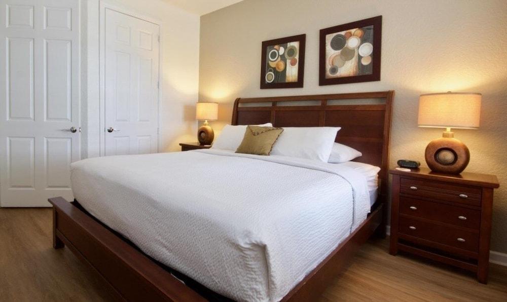 Lake View Delight 3 Bedroom Condo by RedAwning