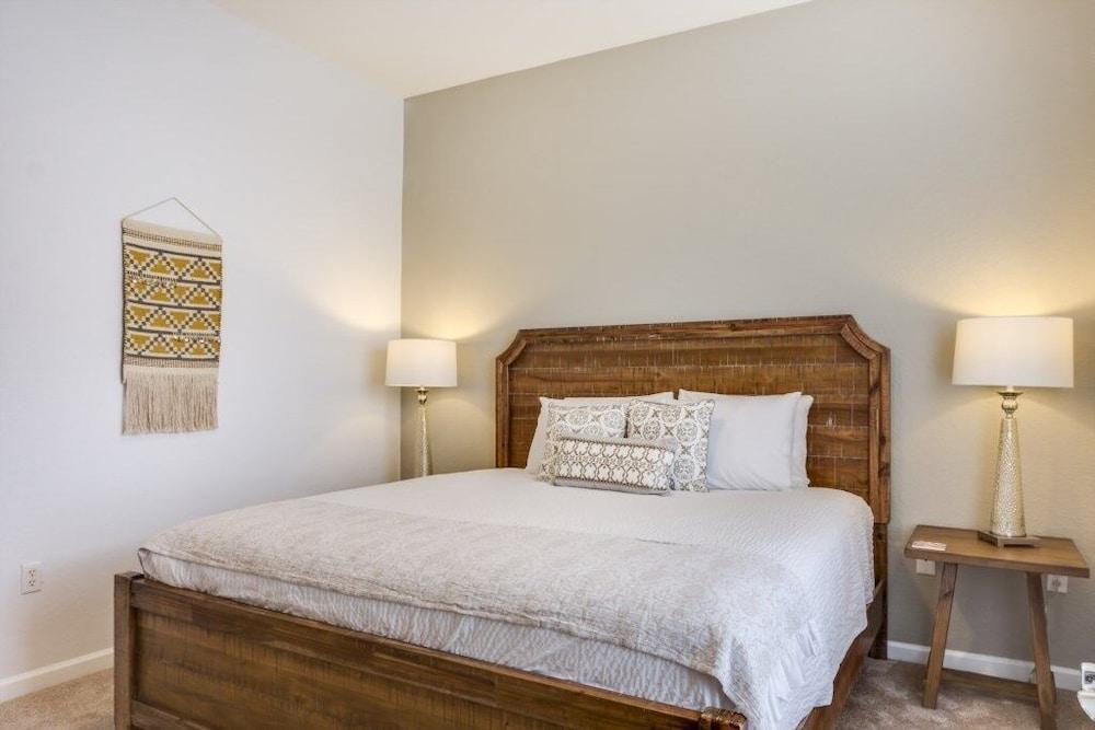 Penthouse Utopia 3 Bedroom Condo by RedAwning