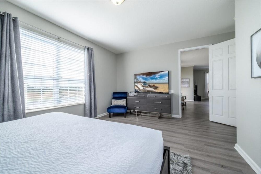 Vista Cay Lakeview Elysium 3 Bedroom Condo by RedAwning