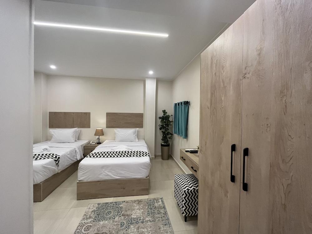 The Gate Hotel Front Pyramids & Sphinx View