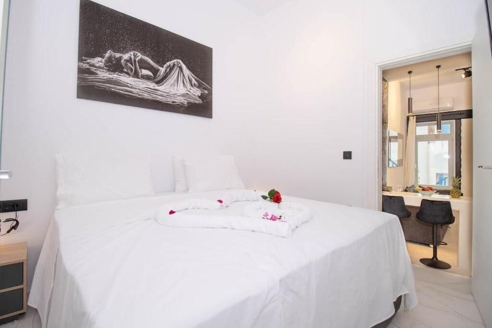 CAPRI Downtown Rooms