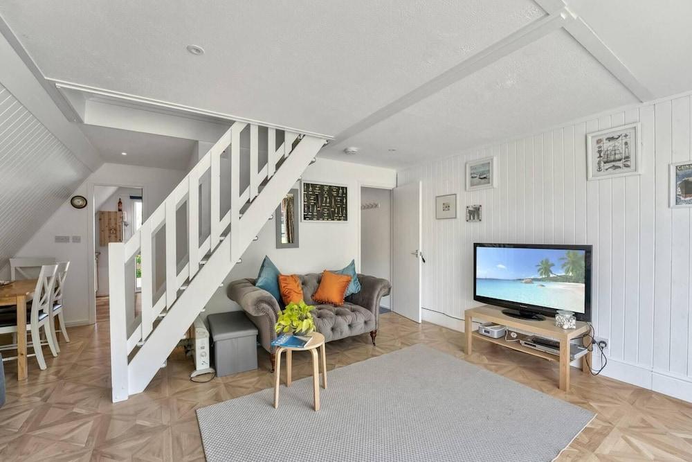 The Lookout, Sunny Beach Retreat, Sleeps 5 Guests