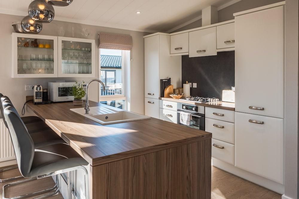 St Helens 2-bed Lodge, Sleeps 4, Pets Ok & Pool