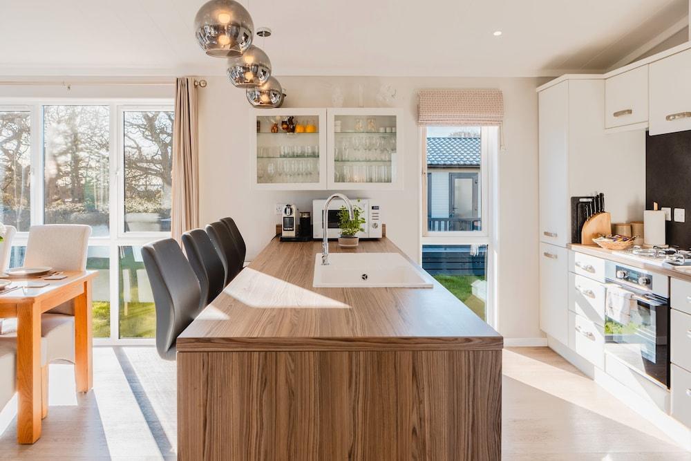 St Helens 2-bed Lodge, Sleeps 4, Pets Ok & Pool