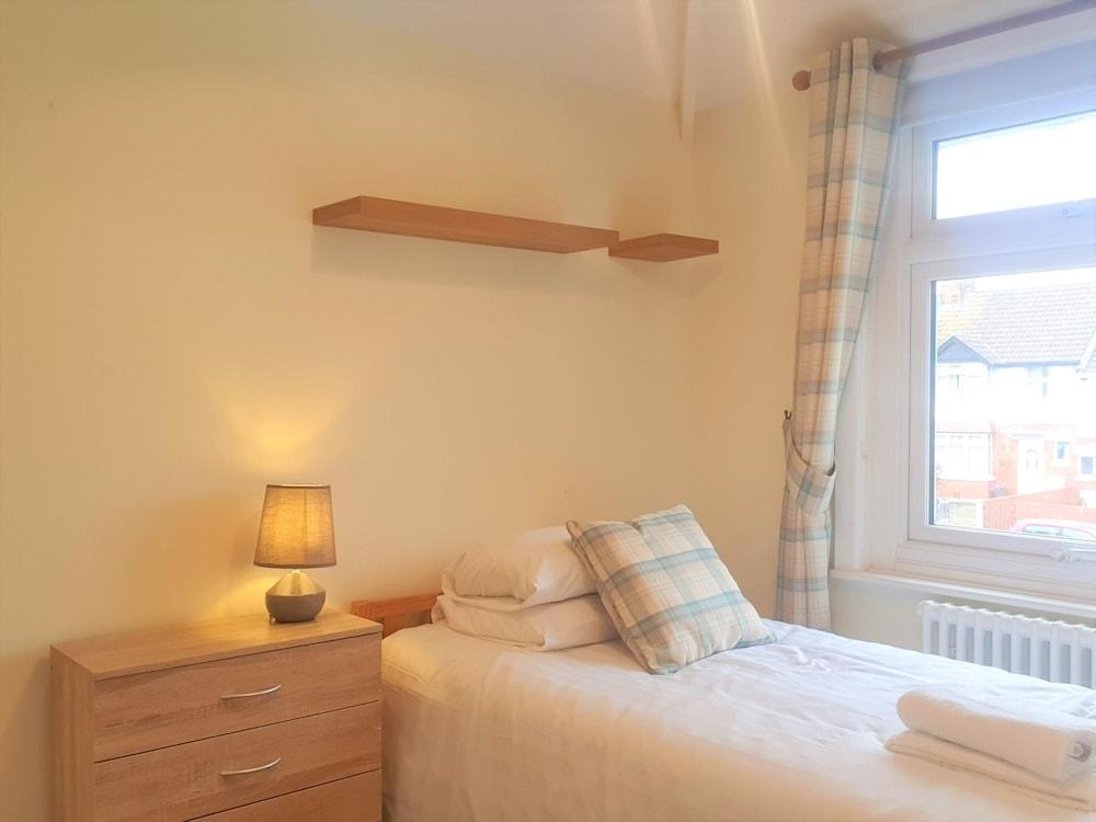 Large 5 Bedroom House Terrace Parking