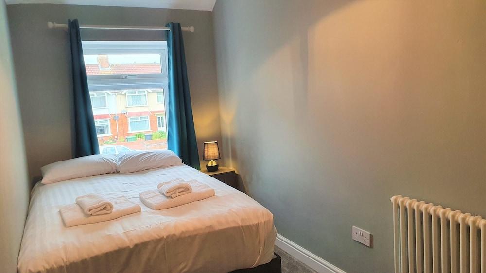 Large 5 Bedroom House Terrace Parking