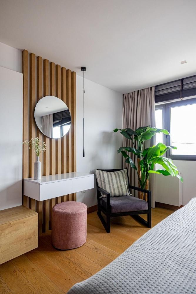 Earth Boutique Apartments Next to Stavros Niarchos