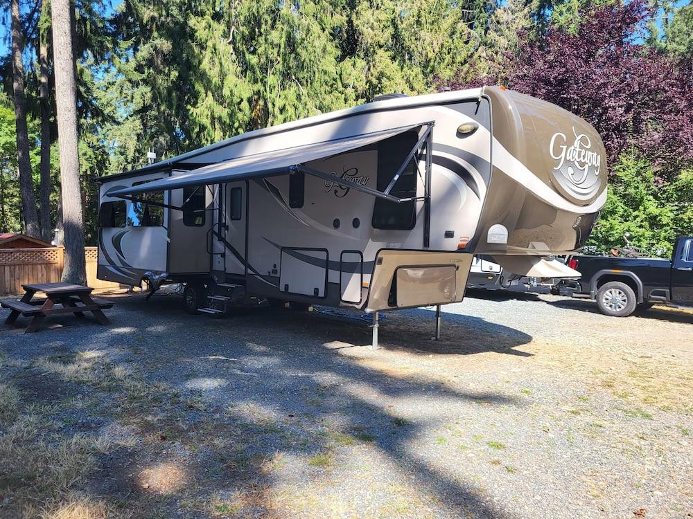 Riverbend Cottages & RV Resort