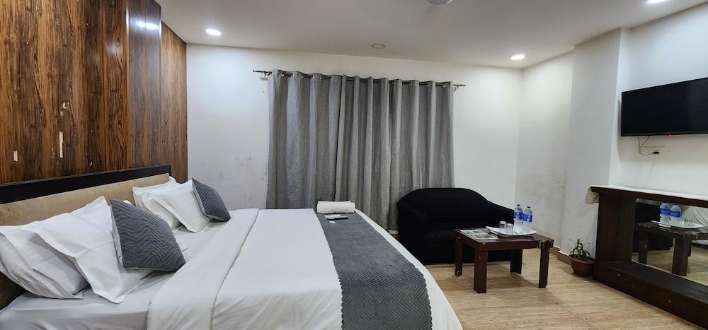 Hotel Crystel Residency