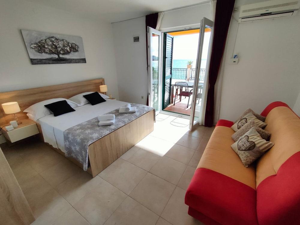 A1 Beachfront apt With big Terrace and sea View