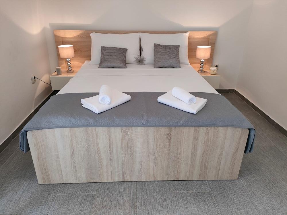 A3 Beachfront apt With big Terrace and sea View