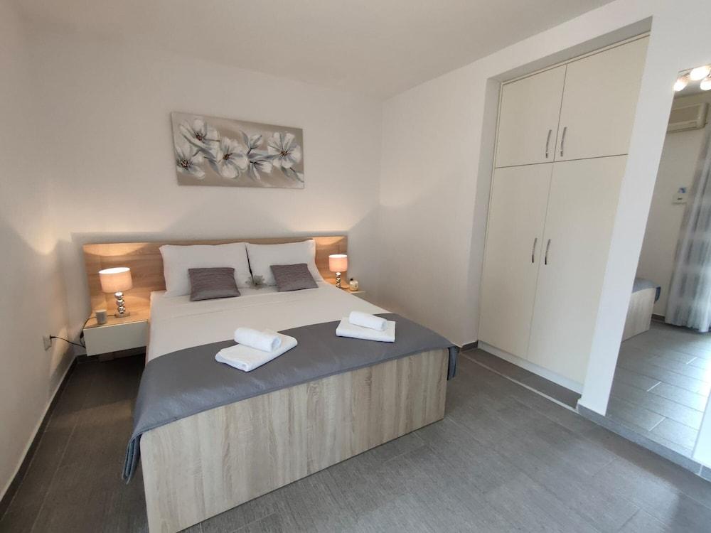 A3 Beachfront apt With big Terrace and sea View