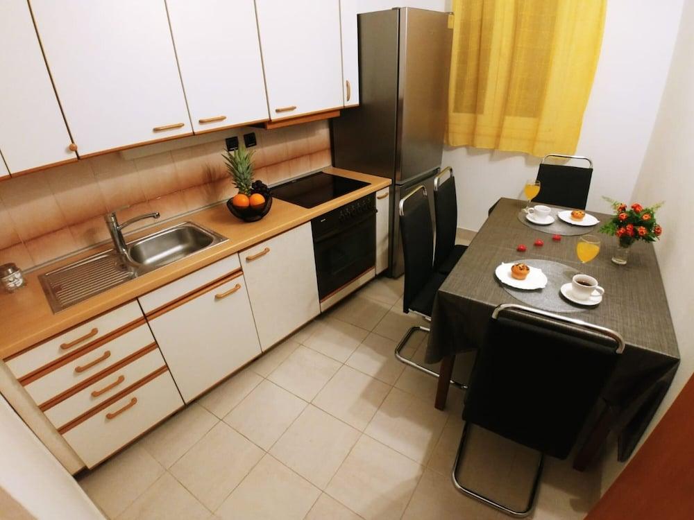 A4 Beachfront apt With big Terrace and sea View