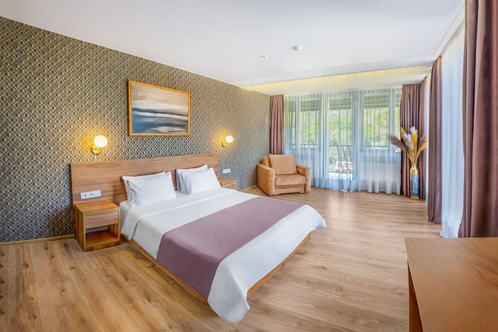 Solo Grand Boshuri Hotel